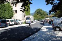 Asfaltirano parkirišče za starim mlinom, avgust 2011